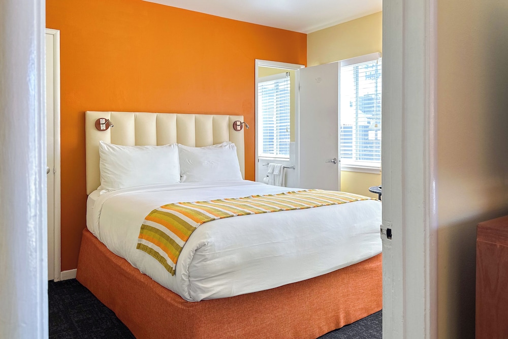 ROOM, QUEEN BED, POOL SIDE