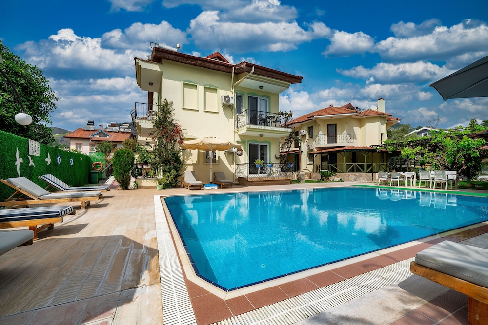 Dedeminn Garden Hotel 55/60