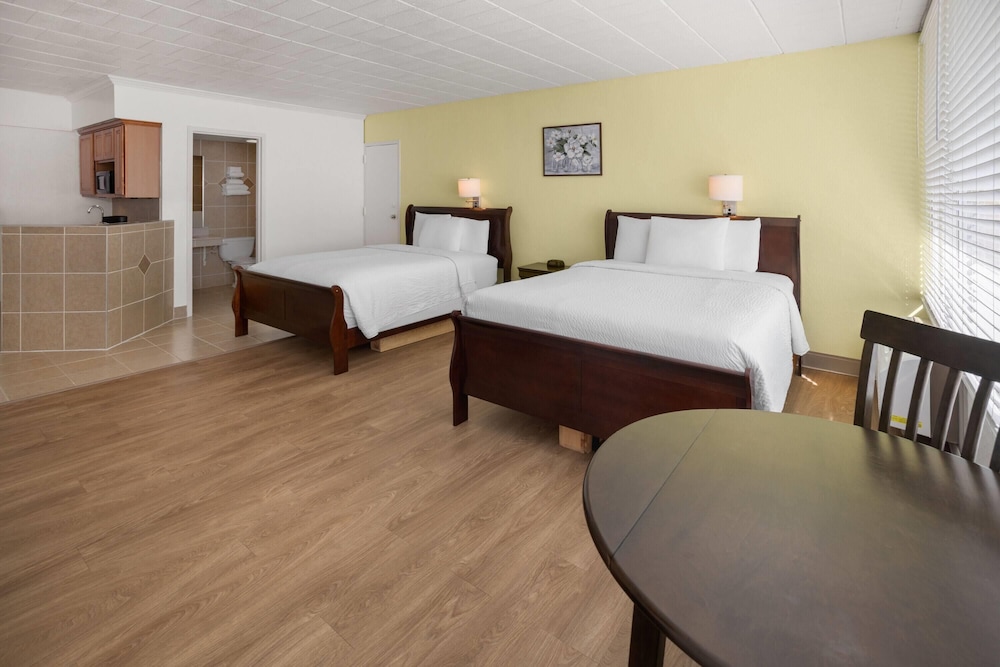 Efficiency, 2 Queen Beds