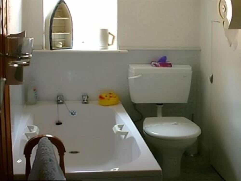 Lyndsay Guest House 47/50