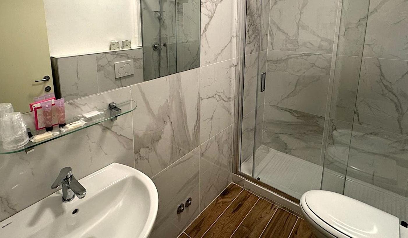 جناح جونيور، Hotel Palladio 2/2