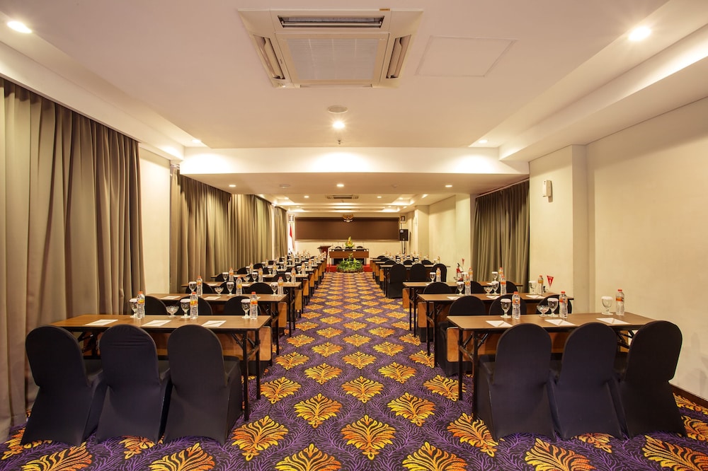Atrium Premiere Hotel 49/53