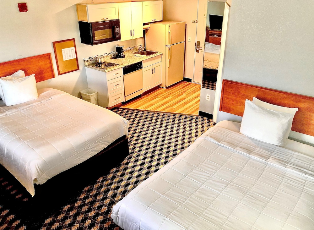 MCM Elegante Suites 3/37
