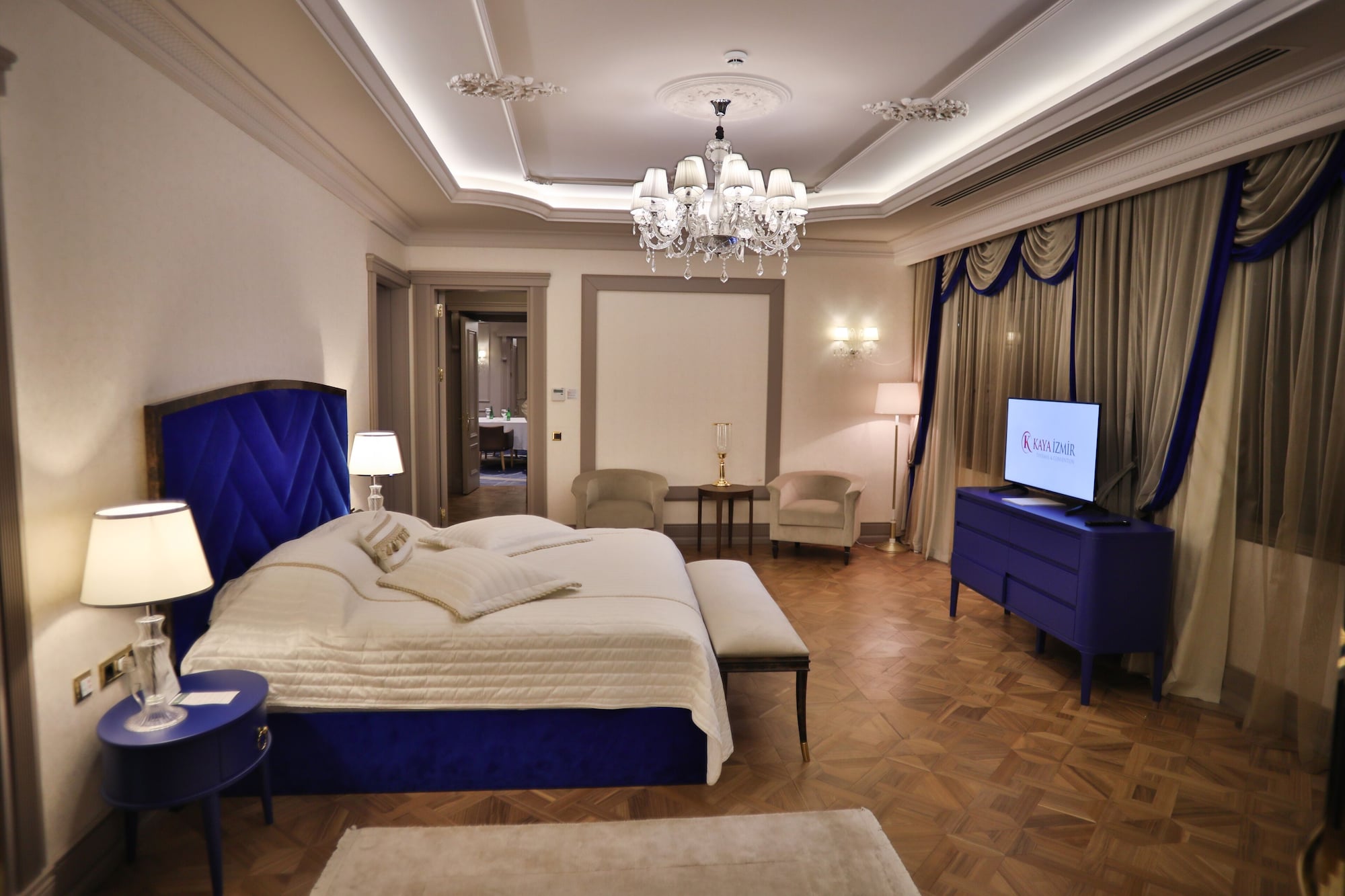 ROYAL, RESIDENCE