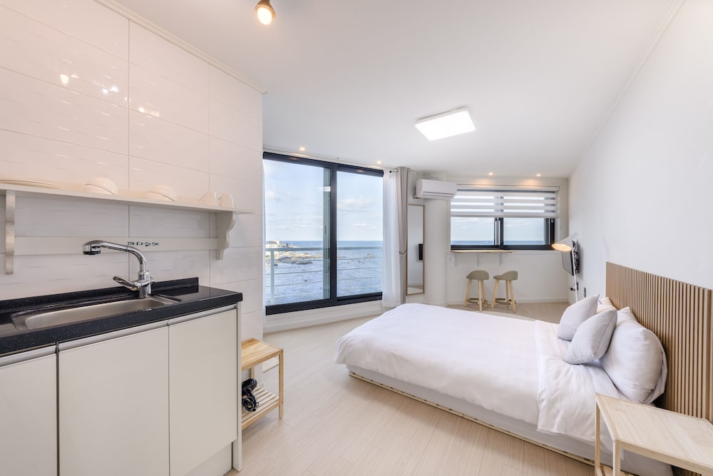 White, Queen Bed