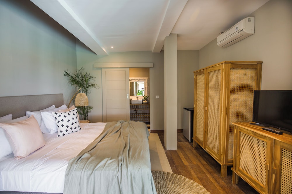 ROOM, DOUBLE BED, POOL VIEW