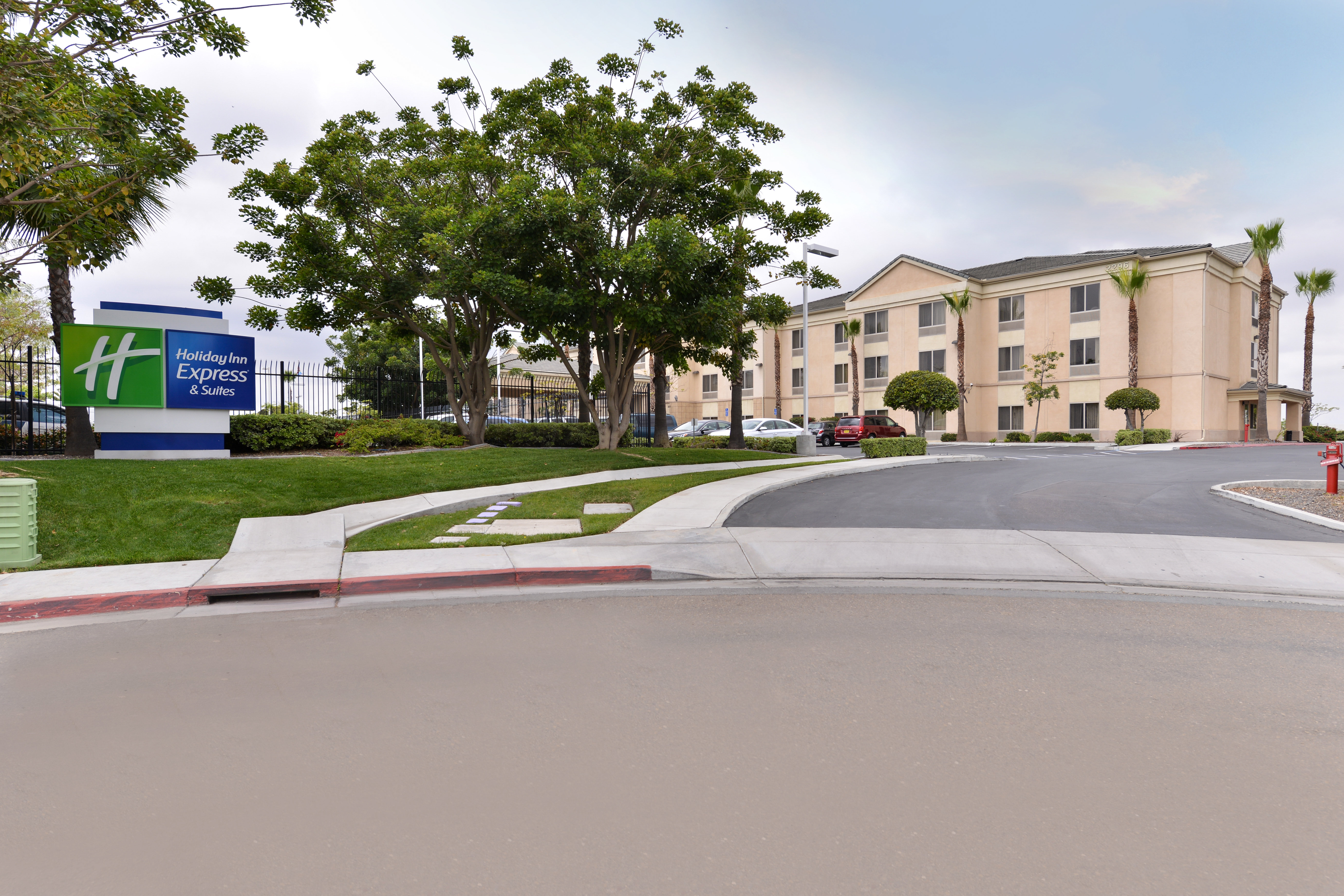 Holiday Inn Express Hotel Suites San Diego Otay 66/77