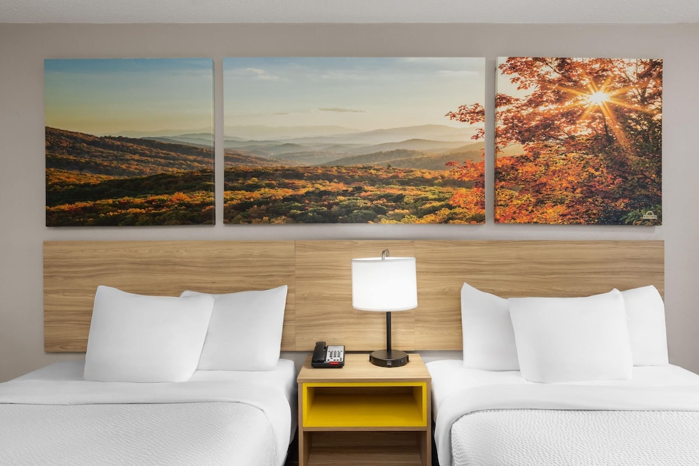 Days Inn by Wyndham Charleston WV 21/33