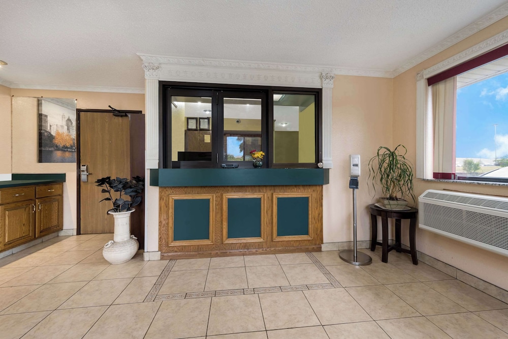 Econo Lodge Spotsylvania Town Center photo5