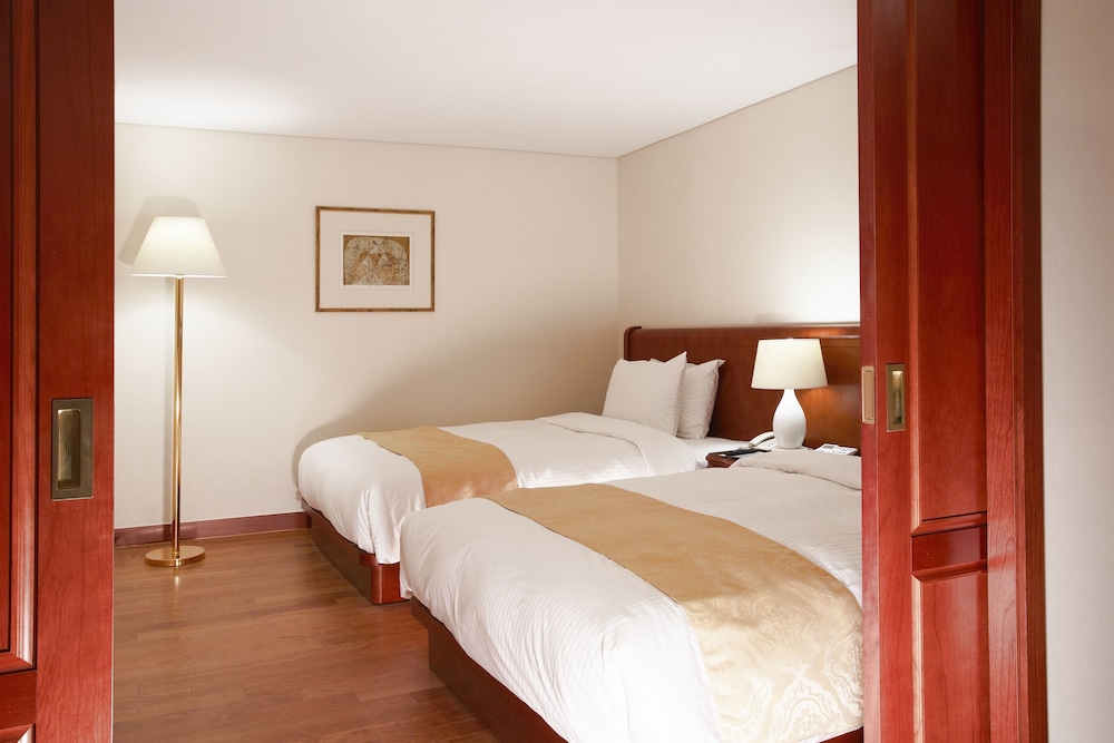 Suite, Twin Beds, 1 Double and 1 Single Bed