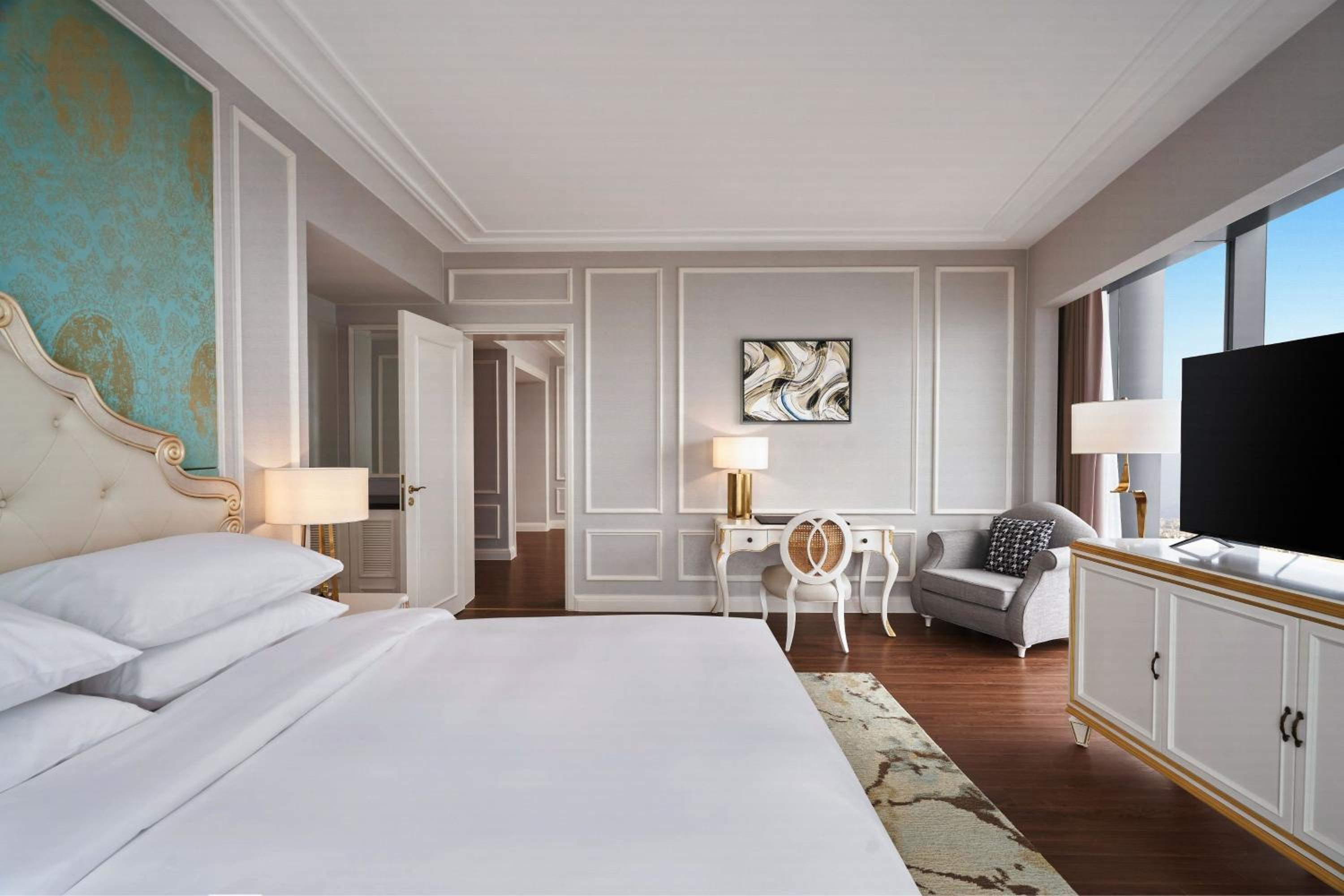 Executive, Suite, King Bed, Skyline View