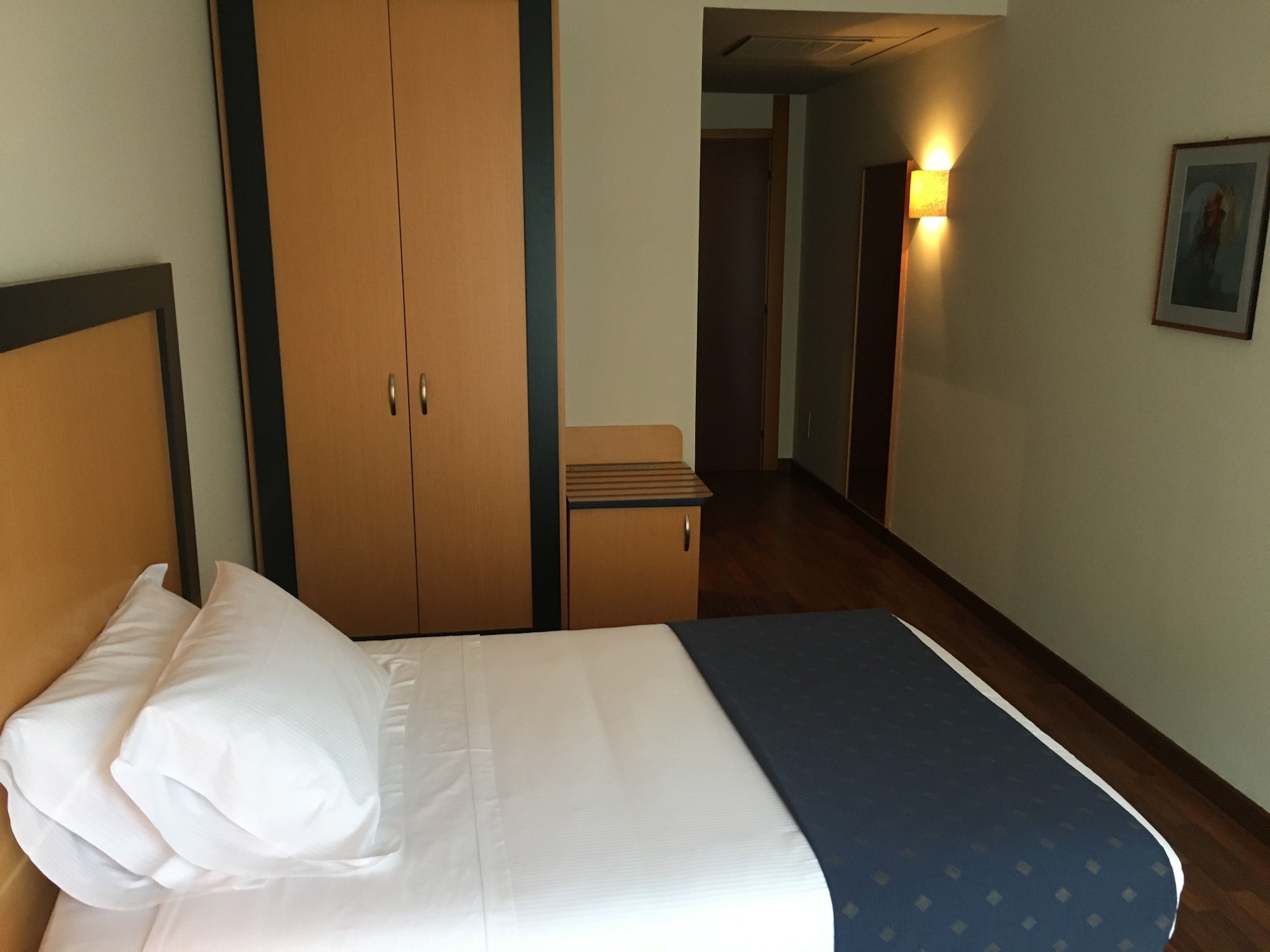 ROOM, SINGLE, LARGE SINGLE BED