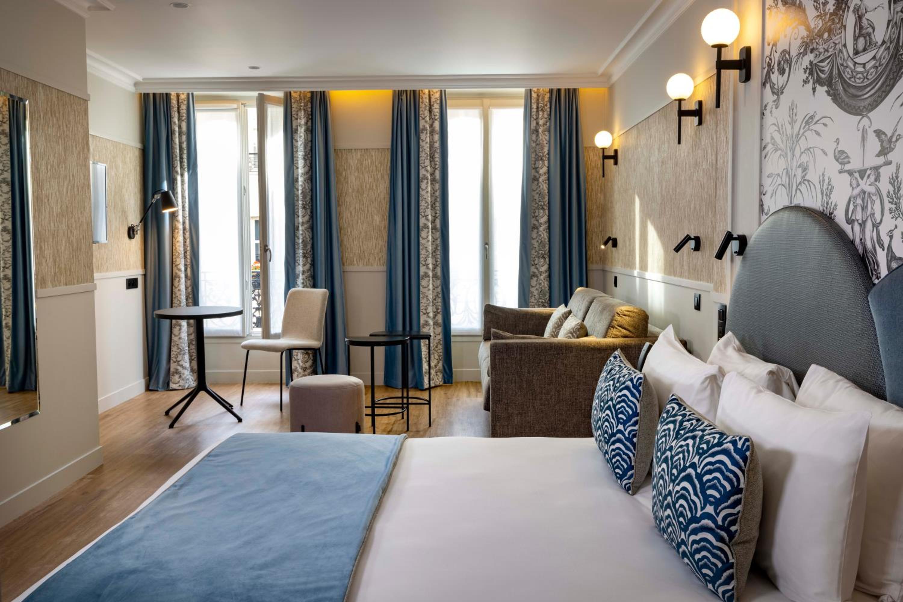 PRESTIGE, SUITE, QUADRUPLE, STREET SIDE VIEW, BATHTUB