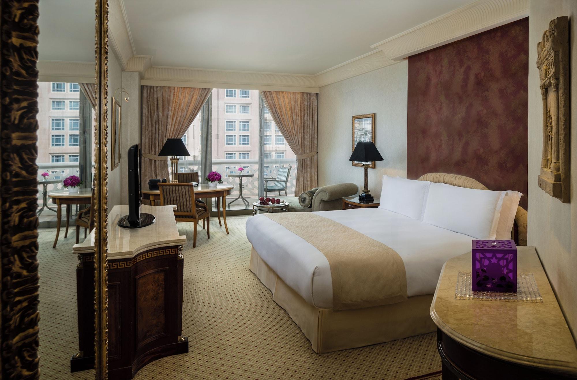 غرفة بريميوم بسريرين منفصلين مع دخول صالة النادي للمدخنين، Intercontinental Phoenicia Beirut 2/5