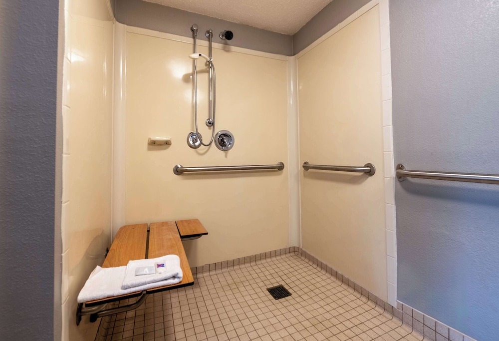 غرفة قياسية بسريرين مزدوجين لذوي الإعاقة، Motel6 Charlotte, NC - Coliseum 6/6