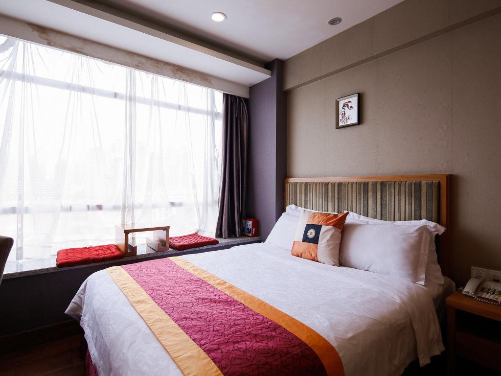 Standard, Queen Bed, with View, No Window
