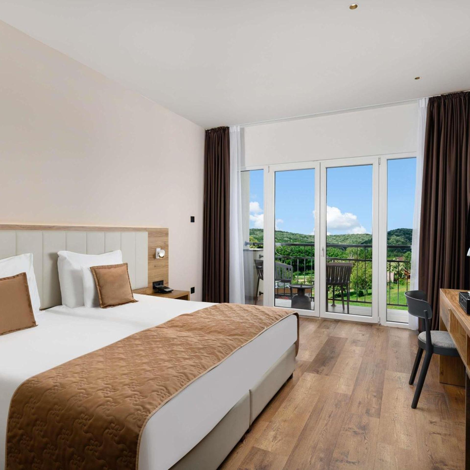 Standard, Twin Beds, Pool View