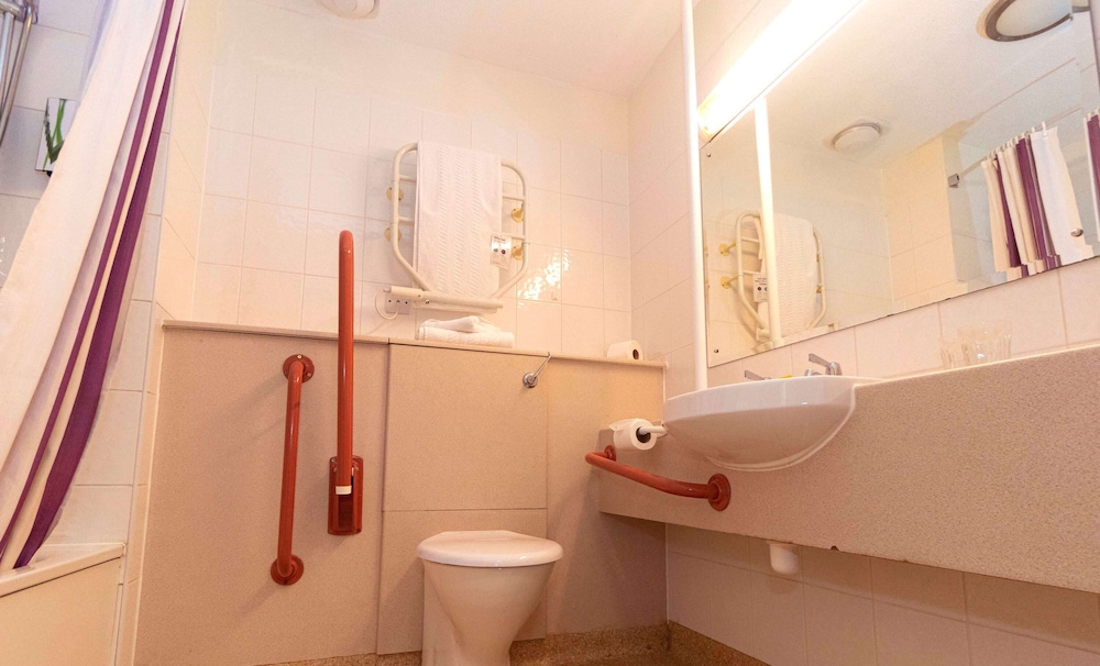 ibis Wakefield East Castleford 39/45
