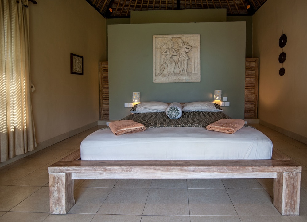 DELUXE, DOUBLE OR TWIN BED