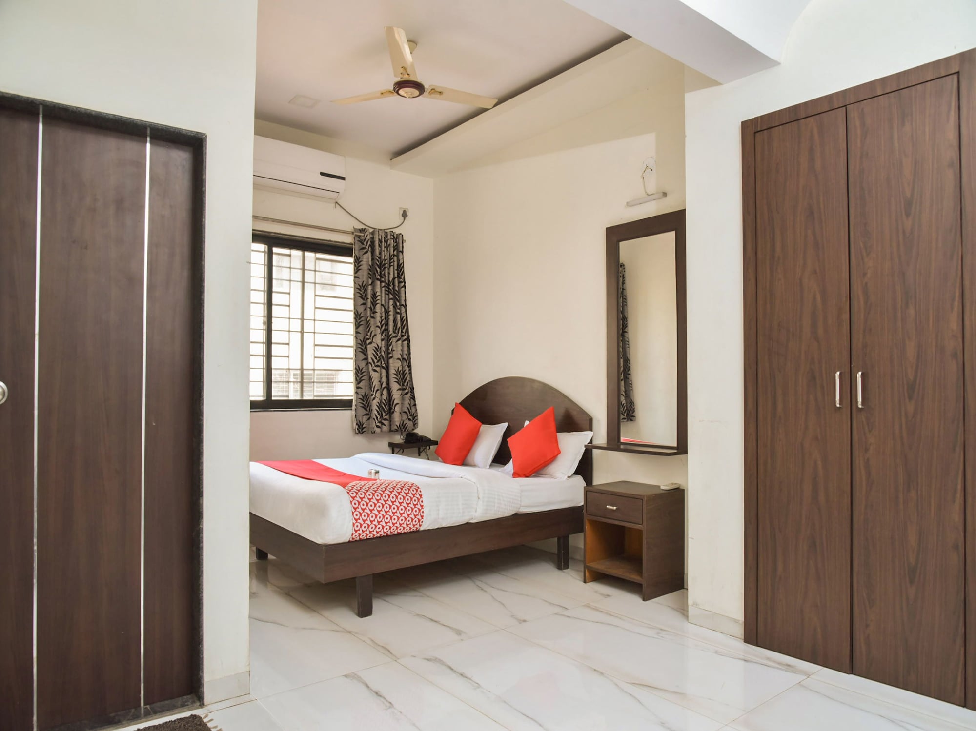 ROOM, DOUBLE OR TWIN BED