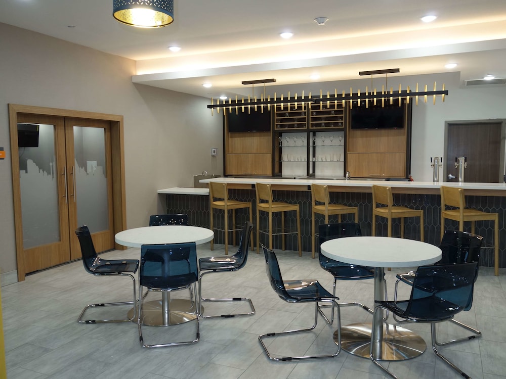 La Quinta Inn & Suites By Wyndham San Antonio Alamo City 42/49
