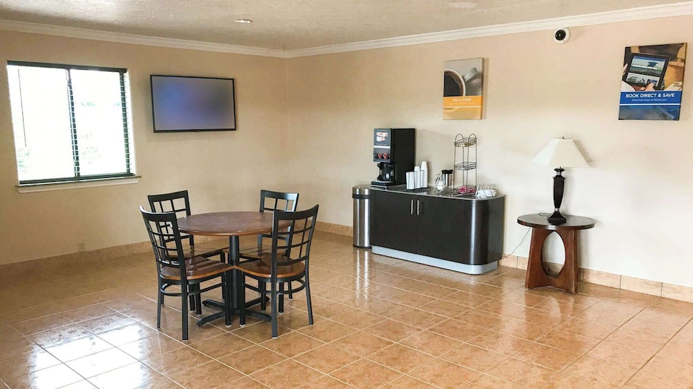 Motel6 Alvin, TX 35/52