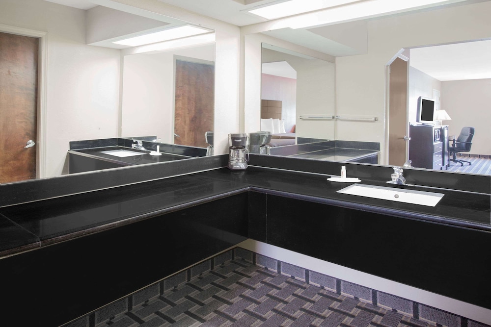 Days Inn and Suites By Wyndham Pine Bluff 27/27