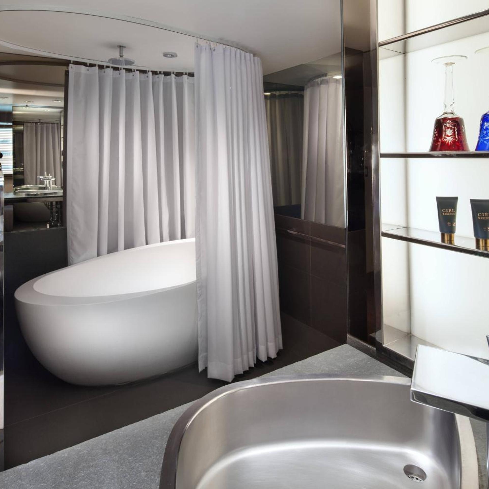 غرفة بسريرين مزدوجين بإطلالة على الحديقة بشرفة، Sls Hotel A Luxury Collection Hotel Beverly Hills 6/7