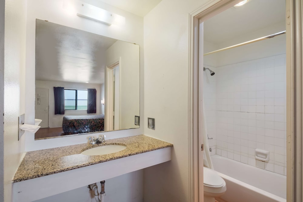 Americas Best Value Inn Lockhart TX (ex OYO Hotel) 38/40