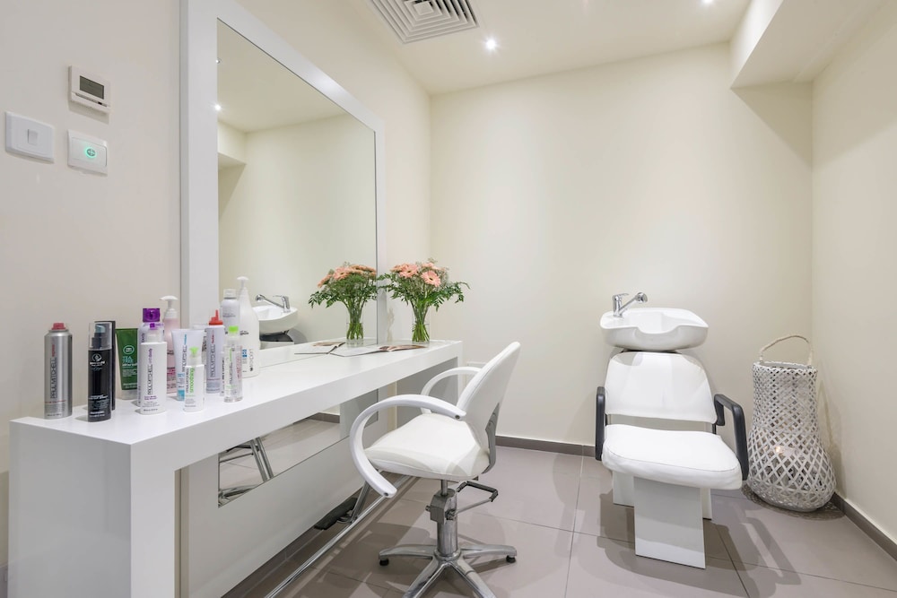 Melpo Antia Hotel & Suites 67/69