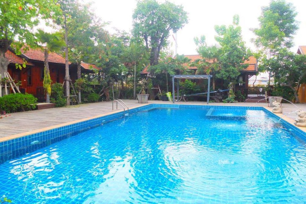 At Home Resort 6/38