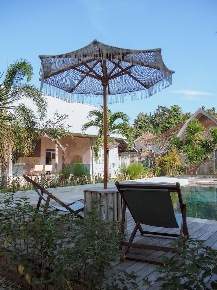 La Roja Bungalows 8/15