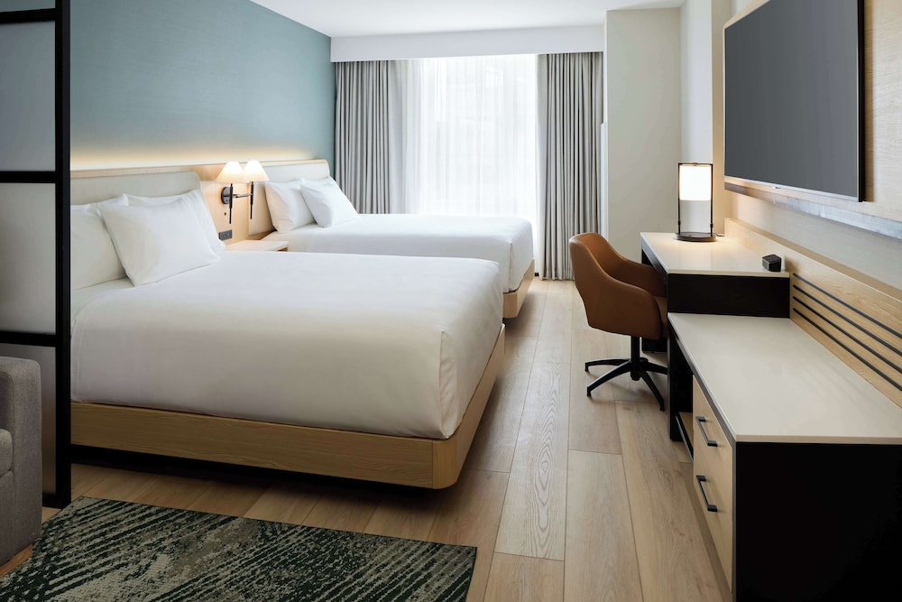 Hyatt Place Montreal Airport 10/50