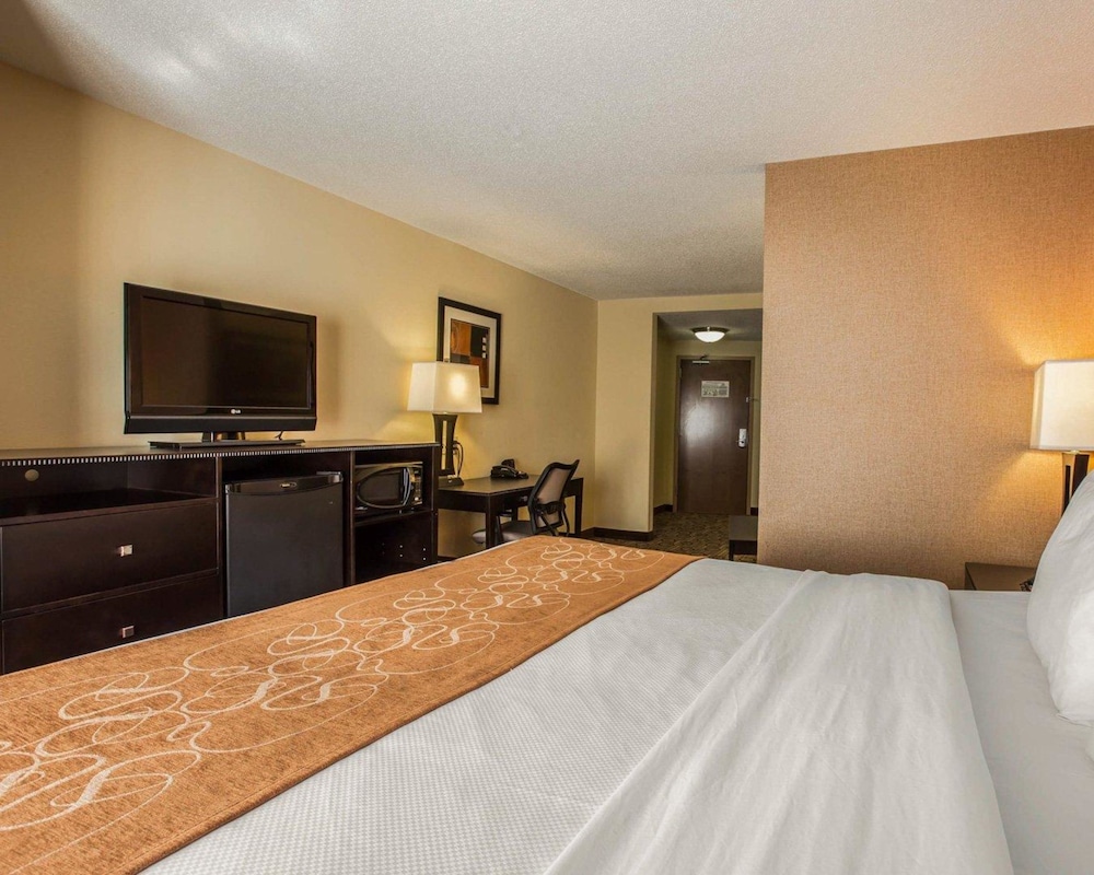 Comfort Suites At WestGate Mall 13/42