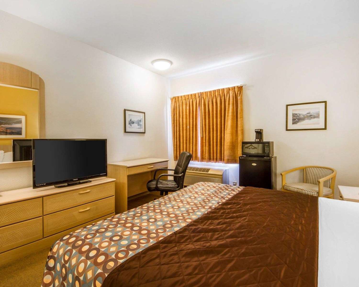 غرفة بسرير كينج لذوي الإعاقة، Rodeway Inn Watsonville 3/4