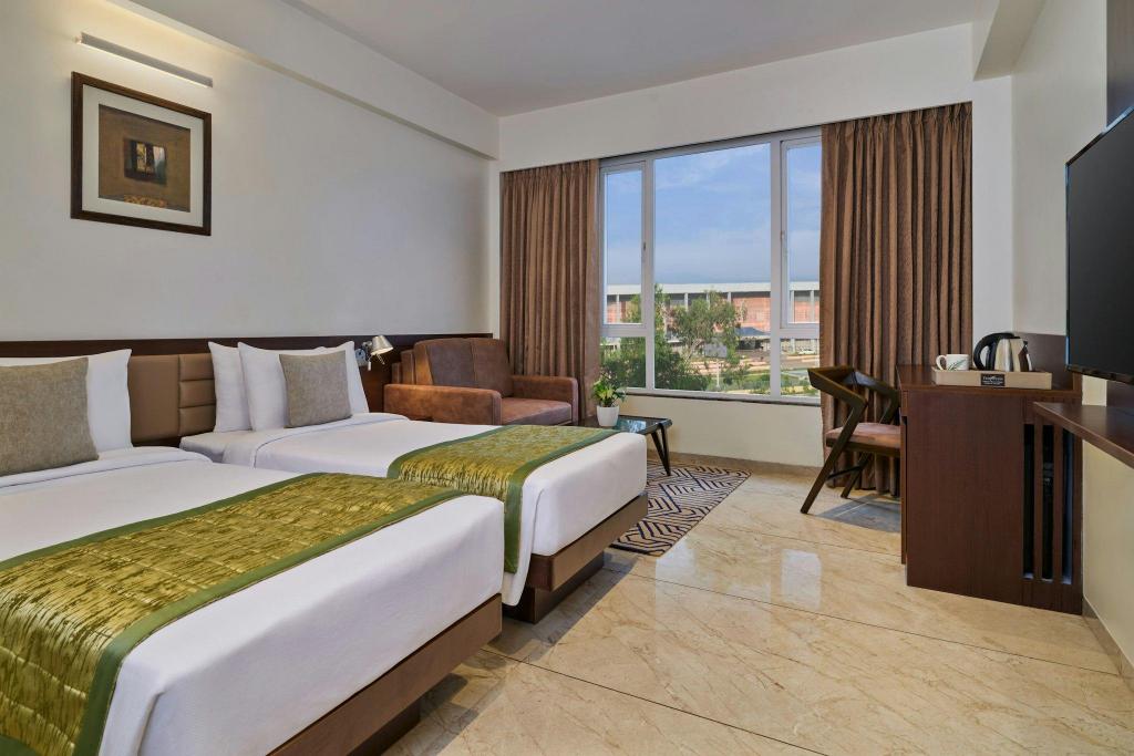 Green, Guest Room, Twin Beds, City View