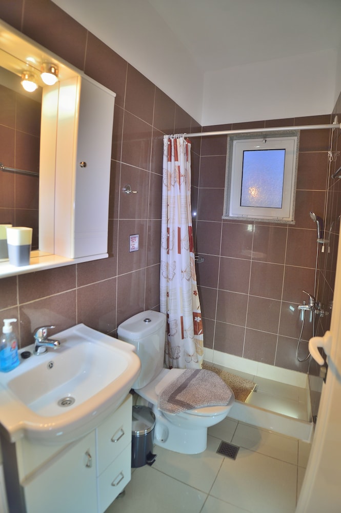 REINA APARTMENTS 25/31