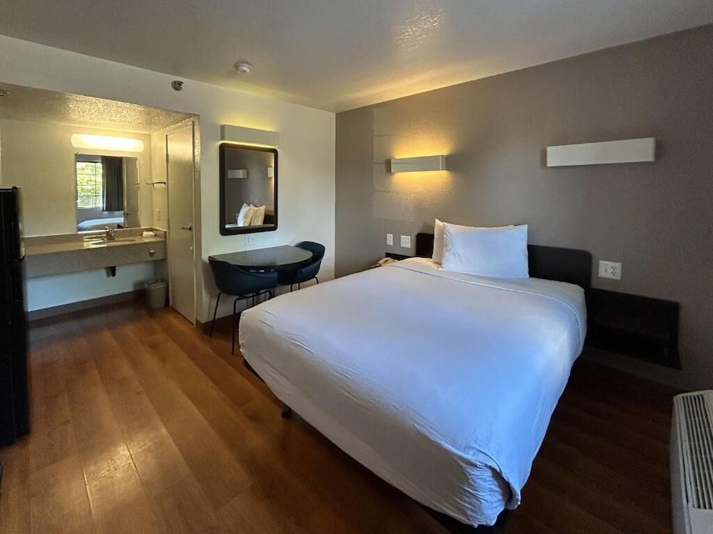 STANDARD, QUEEN BED, KITCHEN