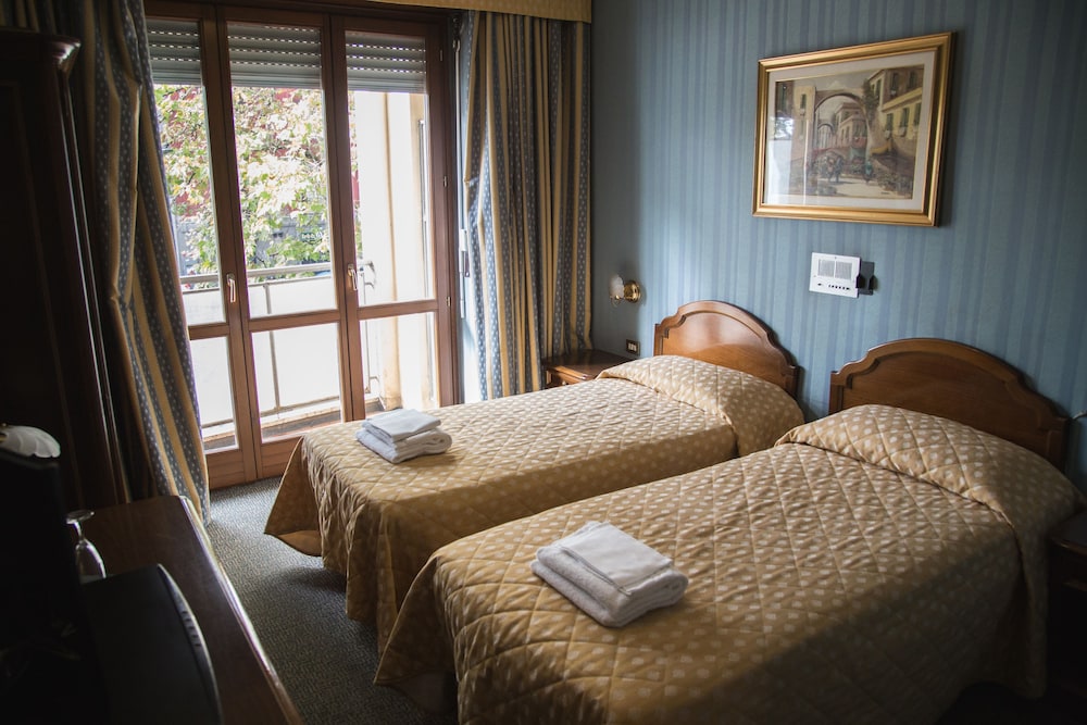 ROOM, DOUBLE OR TWIN BED