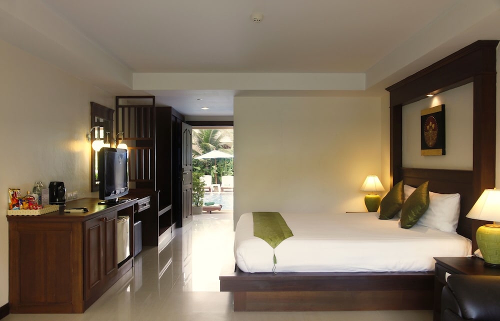 DELUXE, DOUBLE OR TWIN BED, POOL ACCESS