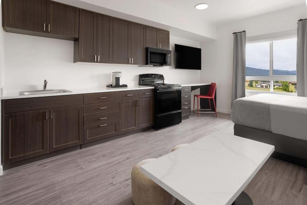 Hawthorn Extended Stay by Wyndham Alpine 30/49