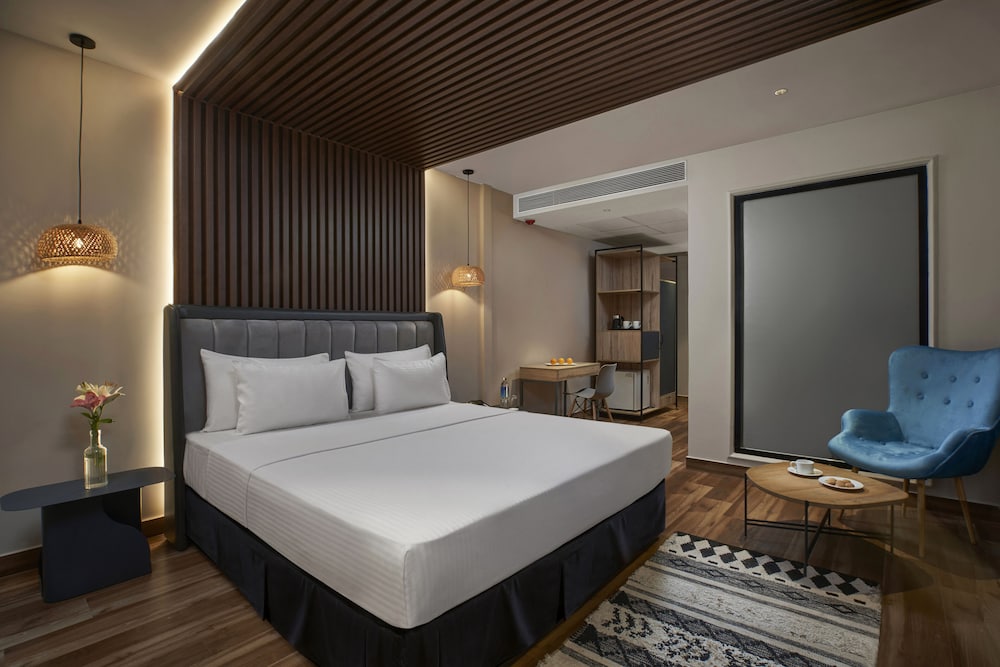 DELUXE, KING BED, POOL VIEW, GROUND FLOOR