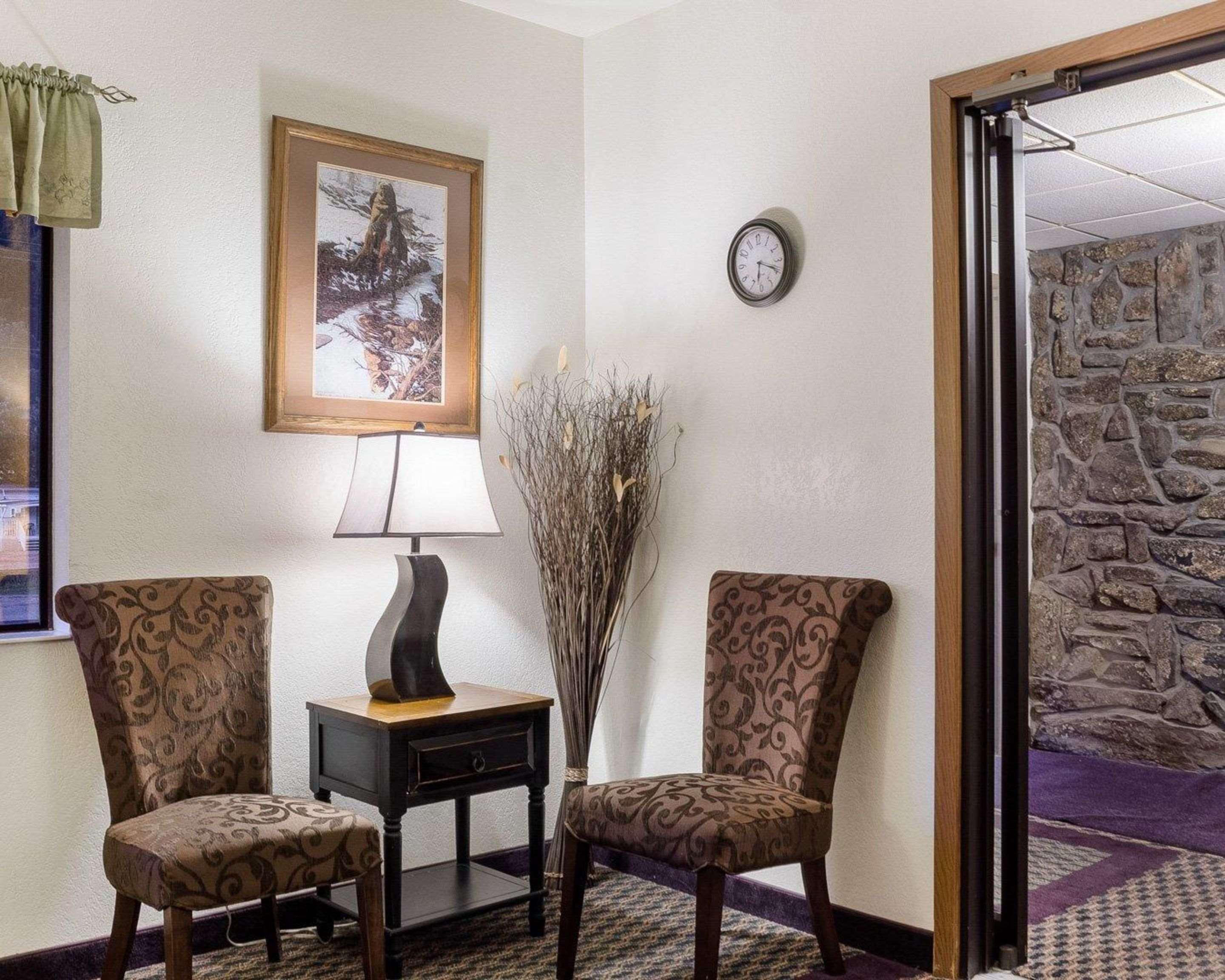 Royal Inn Keystone (ex Econo Lodge Near Mt. Rushmore Memorial) 18/20