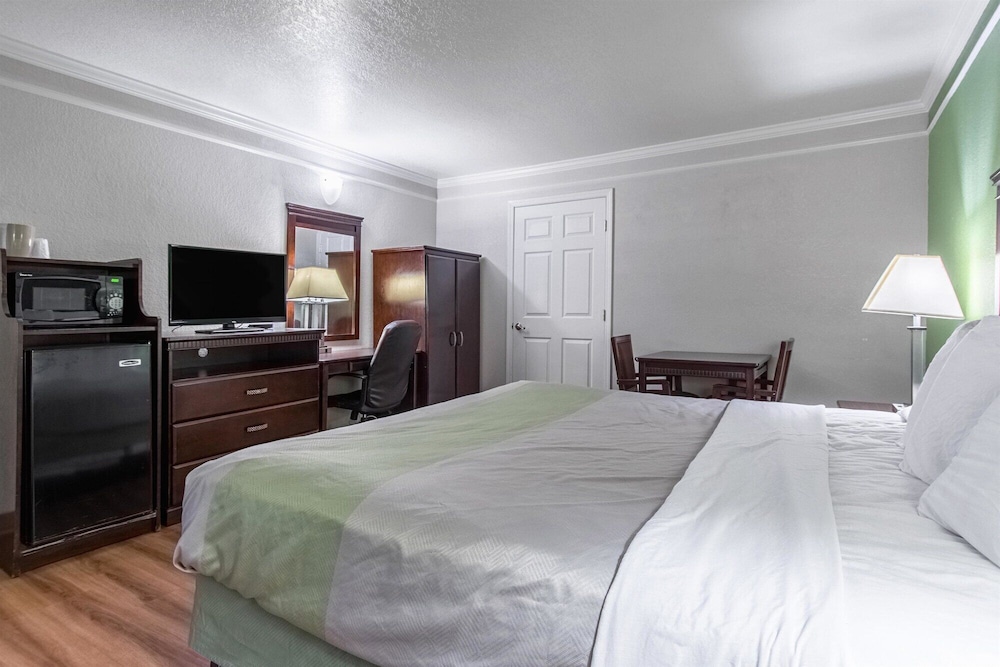 Motel6 Kingsburg, CA 24/47