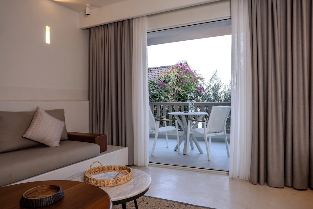 Pilos Suites 11/50