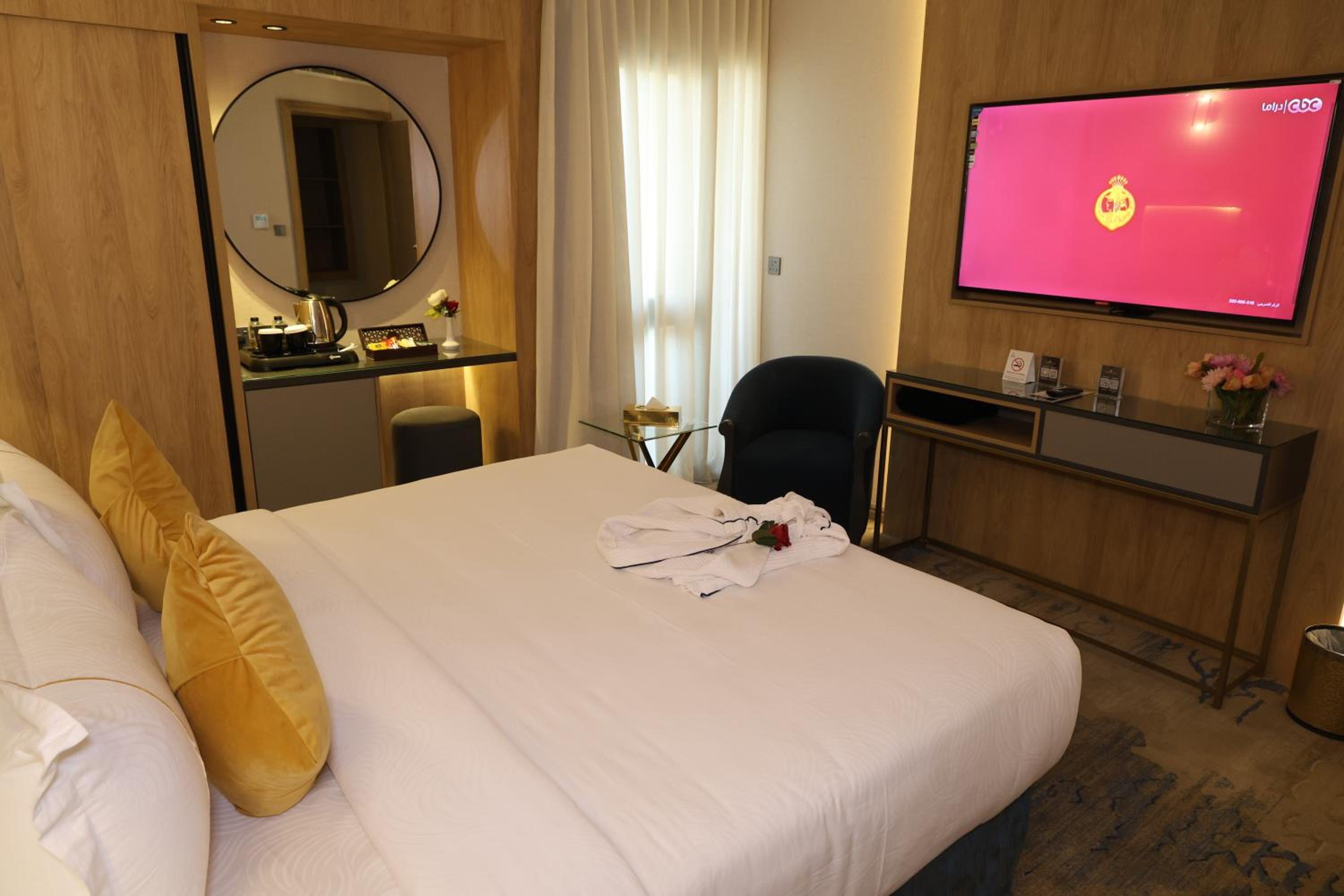 غرفة قياسية بسرير كينج وسرير كوين، فندق ايه دبليو الرياض(AW Hotel Riyadh) 6/10
