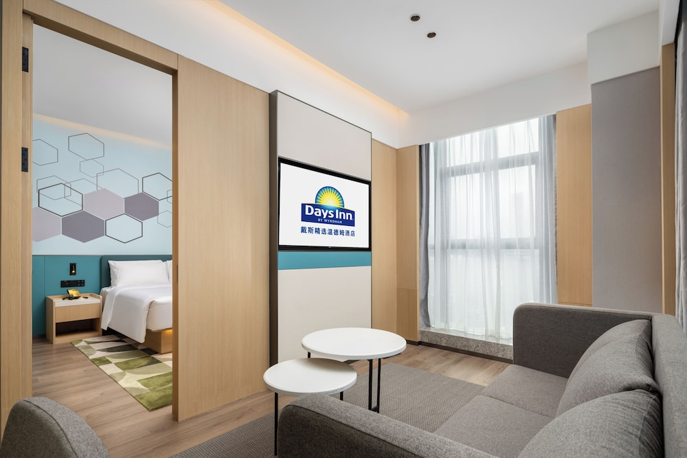 Days Inn by Wyndham Zhuhai Gongbei Port 35/41