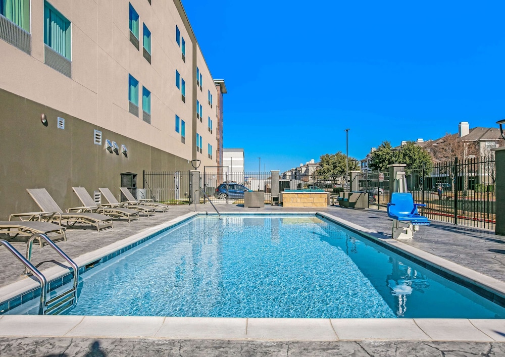 La Quinta Inn & Suites by Wyndham DFW West-Glade Parks 6/47