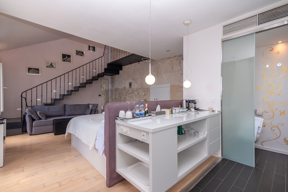 Riva Luxury Suites 8/50