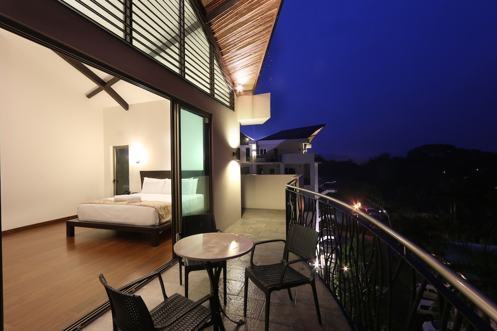 Sky Penthouses At Oceano 25/50